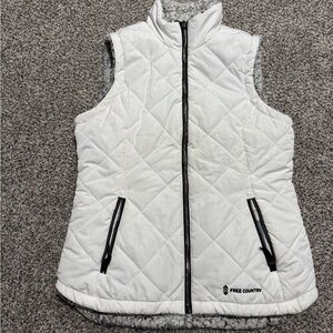 Free Country Women's Repreve Reversible Quilt & Sherpa Zip Up Vest White M
